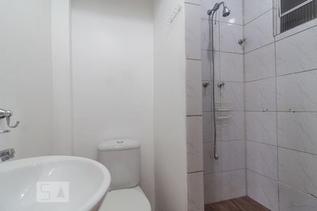 Banheiro de kitnet/studio para alugar com 1 quarto, 29m² em Auxiliadora, Porto Alegre