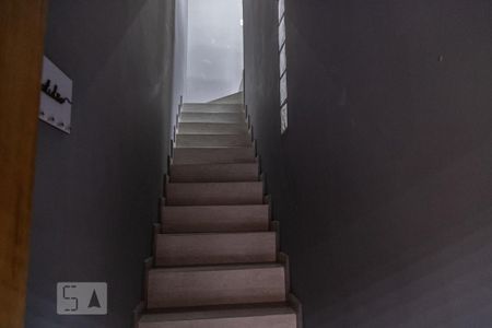 Casa para alugar com 80m², 2 quartos e 1 vaga Casa para alugar com 80m², 2 quartos e 1 vagaEscada de acesso