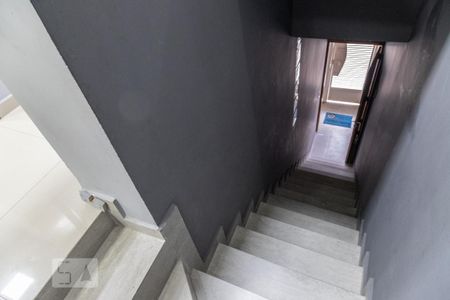 Casa para alugar com 80m², 2 quartos e 1 vaga Casa para alugar com 80m², 2 quartos e 1 vagaEscada de acesso