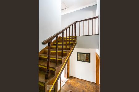 Casa à venda com 160m², 2 quartos e 2 vagasEscadas