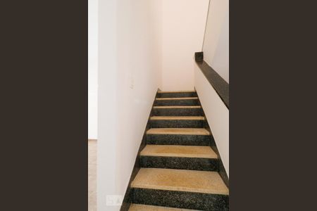 Escada de casa para alugar com 3 quartos, 180m² em Jardim Vera Cruz, São Paulo