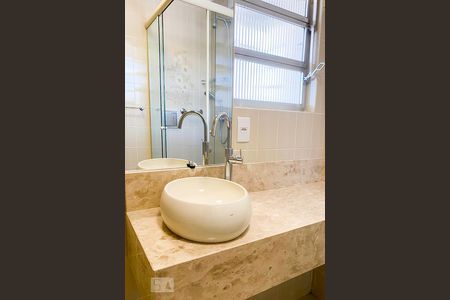 Banheiro de apartamento para alugar com 2 quartos, 58m² em Vila Ipiranga, Porto Alegre