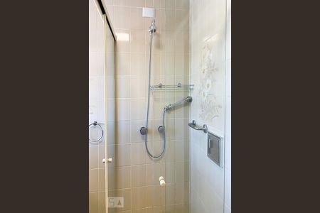 Banheiro de apartamento para alugar com 2 quartos, 58m² em Vila Ipiranga, Porto Alegre