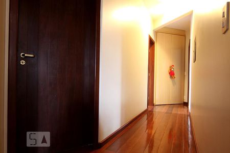 Casa para alugar com 600m², 5 quartos e 8 vagasCorredor