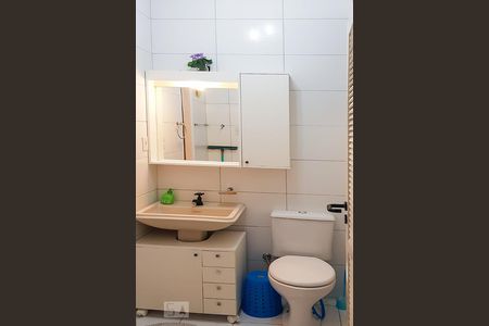 Banheiro  de kitnet/studio para alugar com 1 quarto, 28m² em Floresta, Porto Alegre