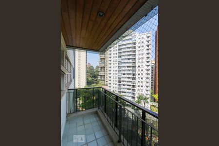 Apartamento à venda com 200m², 4 quartos e 3 vagasVaranda da suíte 1