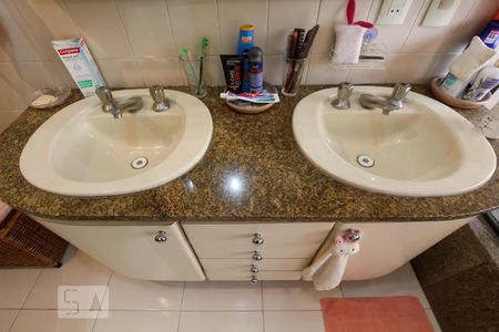 Apartamento à venda com 200m², 4 quartos e 3 vagasBanheiro da suíte 1