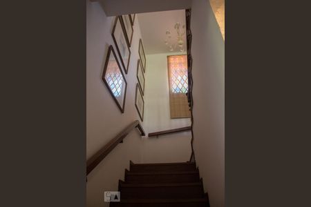 Casa de condomínio para alugar com 1000m², 6 quartos e 4 vagas Casa de condomínio para alugar com 1000m², 6 quartos e 4 vagasEscada para o 2º Piso