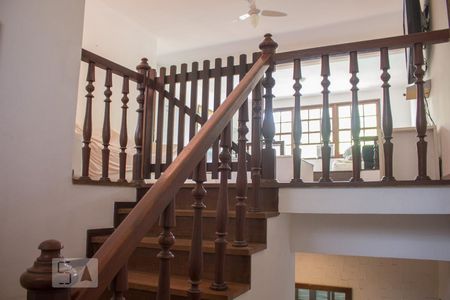 Casa de condomínio para alugar com 1000m², 6 quartos e 4 vagas Casa de condomínio para alugar com 1000m², 6 quartos e 4 vagasEscada para o 2º Piso