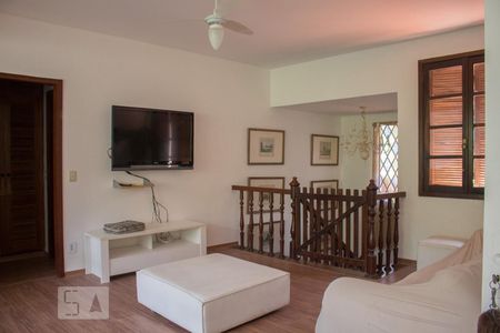 Casa de condomínio para alugar com 1000m², 6 quartos e 4 vagas Casa de condomínio para alugar com 1000m², 6 quartos e 4 vagasLiving