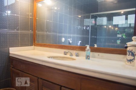 Casa de condomínio para alugar com 1000m², 6 quartos e 4 vagas Casa de condomínio para alugar com 1000m², 6 quartos e 4 vagasBanheiro da Suíte 1