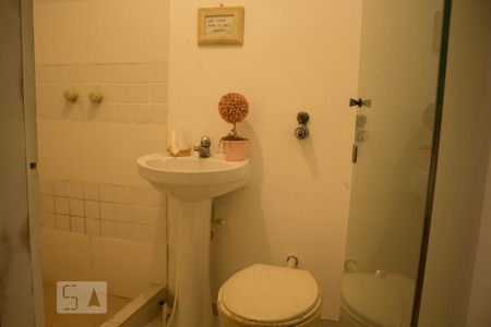 Casa de condomínio para alugar com 1000m², 6 quartos e 4 vagas Casa de condomínio para alugar com 1000m², 6 quartos e 4 vagasBanheiro de Serviço