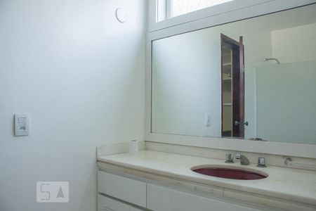 Casa de condomínio para alugar com 1000m², 6 quartos e 4 vagas Casa de condomínio para alugar com 1000m², 6 quartos e 4 vagasBanheiro da Suíte 2