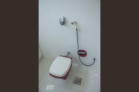 Casa de condomínio para alugar com 1000m², 6 quartos e 4 vagas Casa de condomínio para alugar com 1000m², 6 quartos e 4 vagasBanheiro da Suíte 2