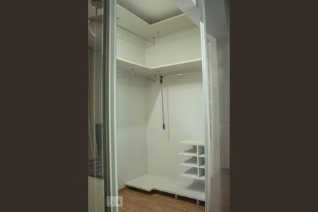 Casa de condomínio para alugar com 1000m², 6 quartos e 4 vagas Casa de condomínio para alugar com 1000m², 6 quartos e 4 vagasCloset da Suíte 2