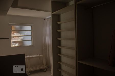 Casa de condomínio para alugar com 1000m², 6 quartos e 4 vagas Casa de condomínio para alugar com 1000m², 6 quartos e 4 vagasCloset da Suíte de Convidado