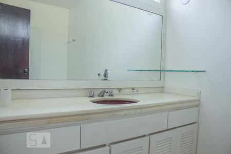 Casa de condomínio para alugar com 1000m², 6 quartos e 4 vagas Casa de condomínio para alugar com 1000m², 6 quartos e 4 vagasBanheiro da Suíte 2