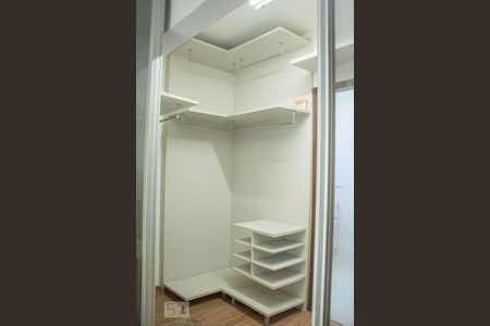 Casa de condomínio para alugar com 1000m², 6 quartos e 4 vagas Casa de condomínio para alugar com 1000m², 6 quartos e 4 vagasCloset da Suíte 2