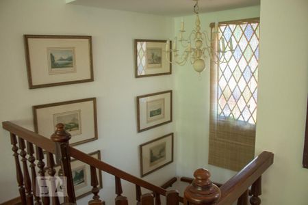 Casa de condomínio para alugar com 1000m², 6 quartos e 4 vagas Casa de condomínio para alugar com 1000m², 6 quartos e 4 vagasEscada para o 1º Piso