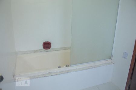 Casa de condomínio para alugar com 1000m², 6 quartos e 4 vagas Casa de condomínio para alugar com 1000m², 6 quartos e 4 vagasBanheiro da Suíte 2