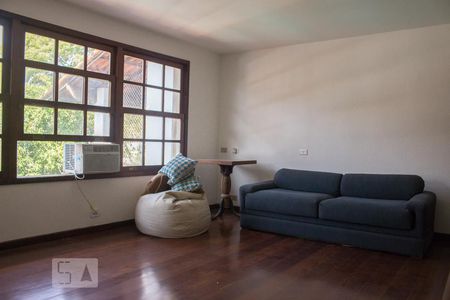 Casa de condomínio para alugar com 1000m², 6 quartos e 4 vagas Casa de condomínio para alugar com 1000m², 6 quartos e 4 vagasLiving