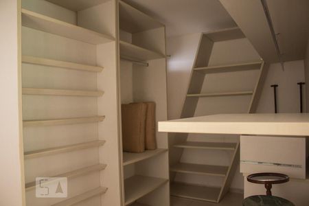 Casa de condomínio para alugar com 1000m², 6 quartos e 4 vagas Casa de condomínio para alugar com 1000m², 6 quartos e 4 vagasCloset da Suíte de Convidado