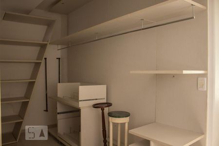 Casa de condomínio para alugar com 1000m², 6 quartos e 4 vagas Casa de condomínio para alugar com 1000m², 6 quartos e 4 vagasCloset da Suíte de Convidado