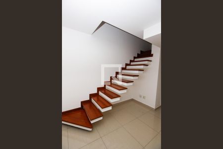 Escada de apartamento para alugar com 1 quarto, 60m² em Jardim Fonte do Morumbi, São Paulo