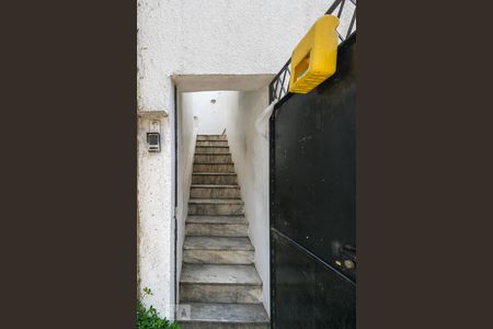 Casa para alugar com 50m², 1 quarto e sem vagaEscada de acesso ao imóvel