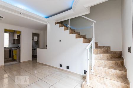 Sala  de casa de condomínio para alugar com 2 quartos, 108m² em Vila Talarico, São Paulo