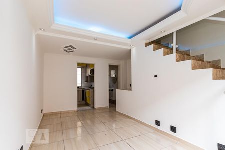 Sala  de casa de condomínio para alugar com 2 quartos, 108m² em Vila Talarico, São Paulo