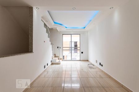 Sala  de casa de condomínio para alugar com 2 quartos, 108m² em Vila Talarico, São Paulo