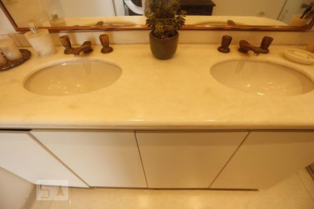 Apartamento à venda com 105m², 2 quartos e 1 vagaBanheiro da Suíte