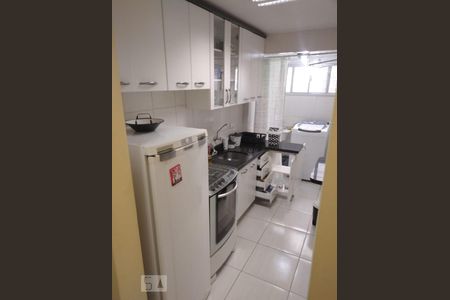 Cozinha de apartamento para alugar com 2 quartos, 44m² em Campo Comprido, Curitiba