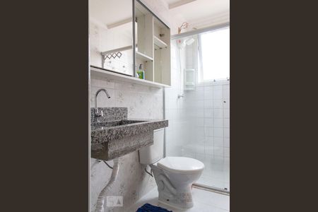 Banheiro de apartamento à venda com 1 quarto, 62m² em Floresta, Porto Alegre