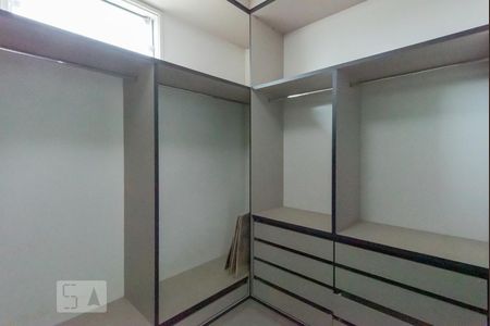 Casa à venda com 890m², 5 quartos e 7 vagasCloset da suíte 2
