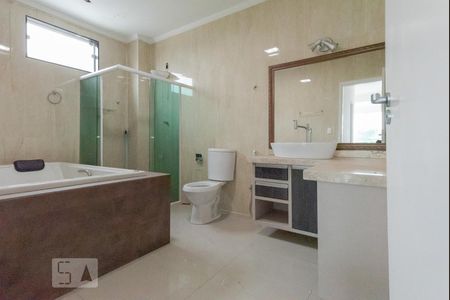 Casa à venda com 890m², 5 quartos e 7 vagasBanheiro da Suíte 2