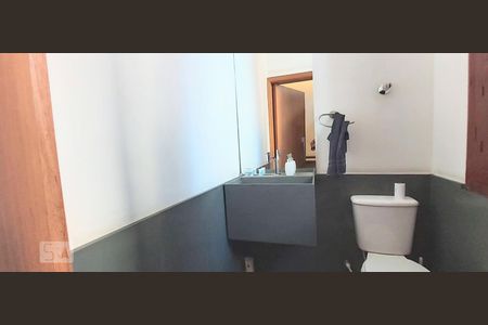 Banheiro de casa à venda com 4 quartos, 450m² em Centro, Belo Horizonte
