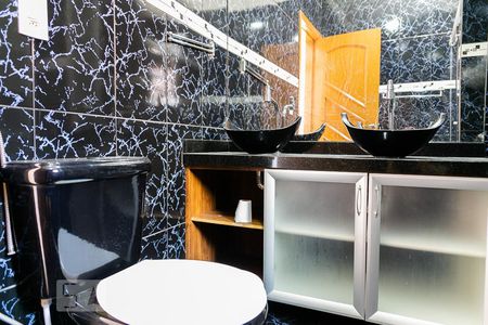 Casa à venda com 175m², 4 quartos e 2 vagas Casa à venda com 175m², 4 quartos e 2 vagasBanheiro da Suíte