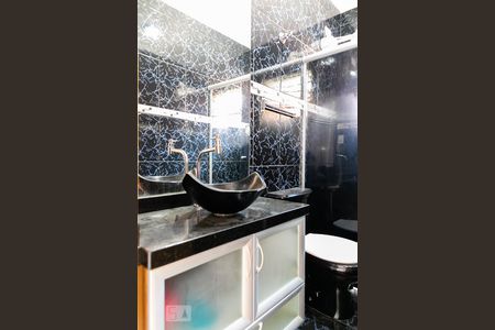 Casa à venda com 175m², 4 quartos e 2 vagas Casa à venda com 175m², 4 quartos e 2 vagasBanheiro