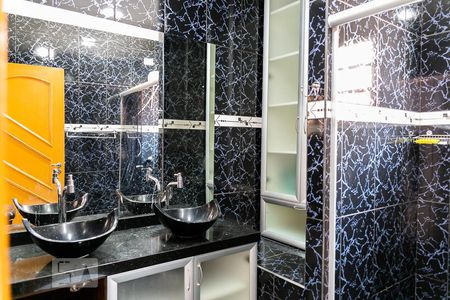 Casa à venda com 175m², 4 quartos e 2 vagas Casa à venda com 175m², 4 quartos e 2 vagasBanheiro da Suíte