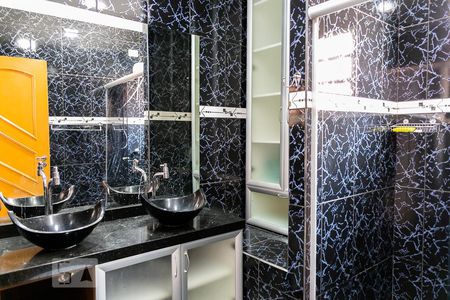 Casa à venda com 175m², 4 quartos e 2 vagas Casa à venda com 175m², 4 quartos e 2 vagasBanheiro da Suíte