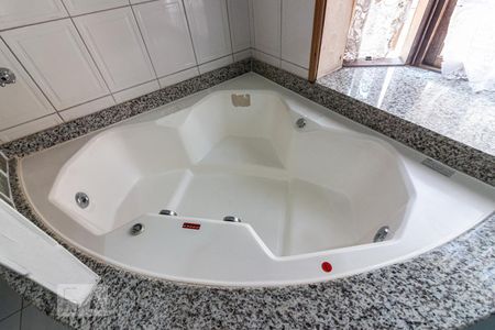 Casa à venda com 286m², 3 quartos e 2 vagasBanheira