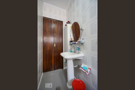 Casa à venda com 230m², 5 quartos e 2 vagas Casa à venda com 230m², 5 quartos e 2 vagasBanheiro social