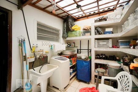 Casa à venda com 230m², 5 quartos e 2 vagas Casa à venda com 230m², 5 quartos e 2 vagasÁrea de serviço