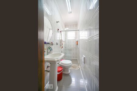 Casa à venda com 230m², 5 quartos e 2 vagas Casa à venda com 230m², 5 quartos e 2 vagasBanheiro social