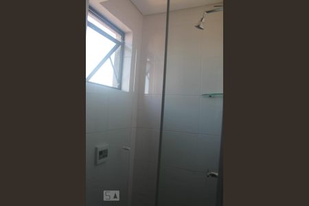 Banheiro de kitnet/studio para alugar com 1 quarto, 29m² em Guaíra, Curitiba