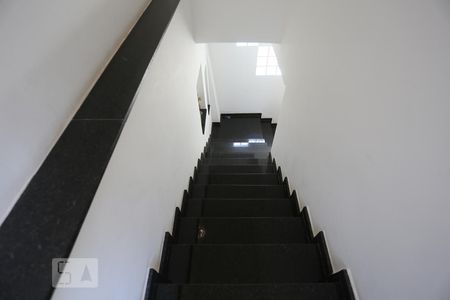 Casa para alugar com 500m², 5 quartos e 8 vagasEscadas