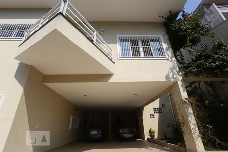 Casa para alugar com 500m², 5 quartos e 8 vagasFachada e Garagem