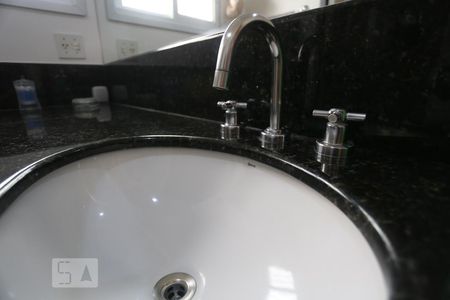 Casa para alugar com 500m², 5 quartos e 8 vagasBanheiro da Suíte 2 - torneira